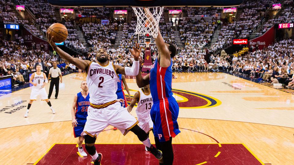 Kyrie Irving (no 2) tampil gemilang saat Cleveland Cavaliers mengalahkan Detroit Pistons. - INDOSPORT